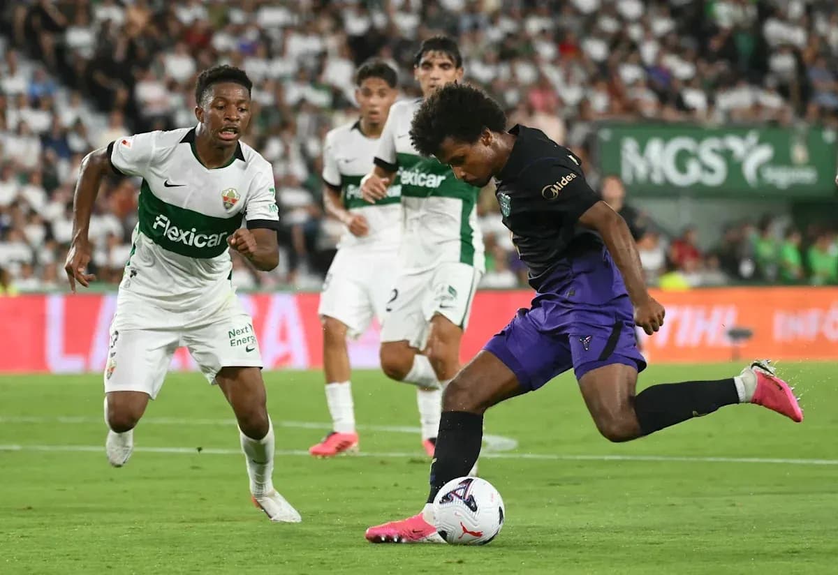 Jugador de Elche persiguiendo el balón en partido