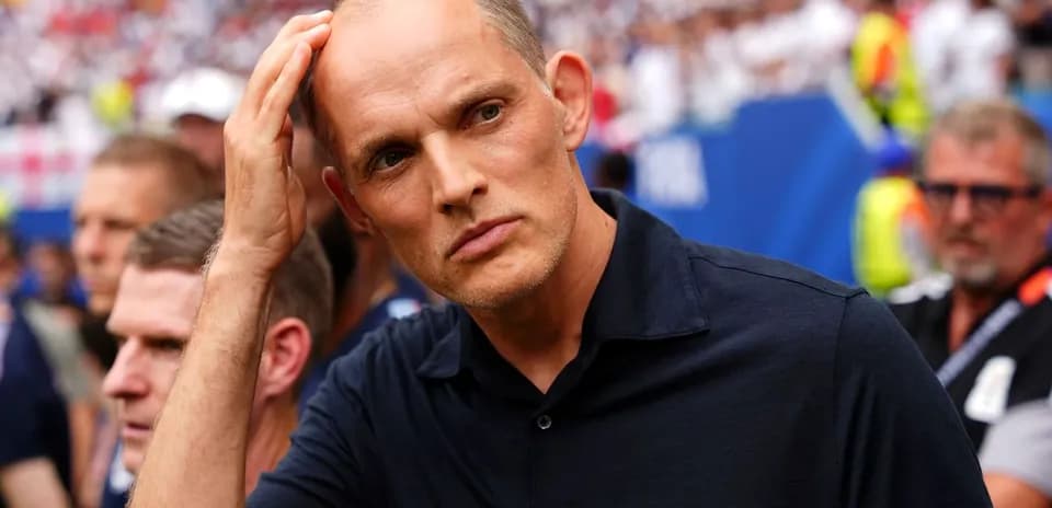 Entrenador en el banquillo durante el partido