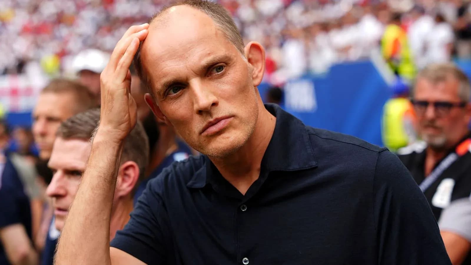 Entrenador en el banquillo durante el partido