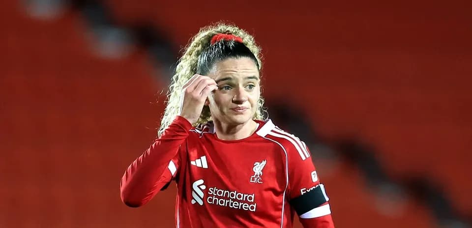 Jugadora de Liverpool con uniforme rojo en el campo