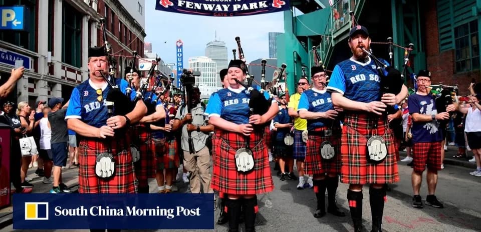 Músicos con gaitas desfilando en Fenway Park
