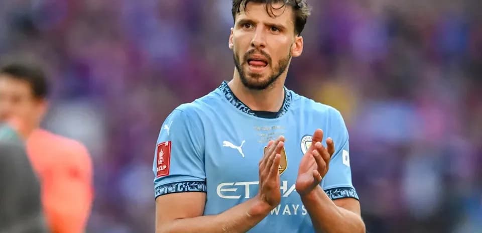 Jugador de Manchester City aplaudiendo en el campo