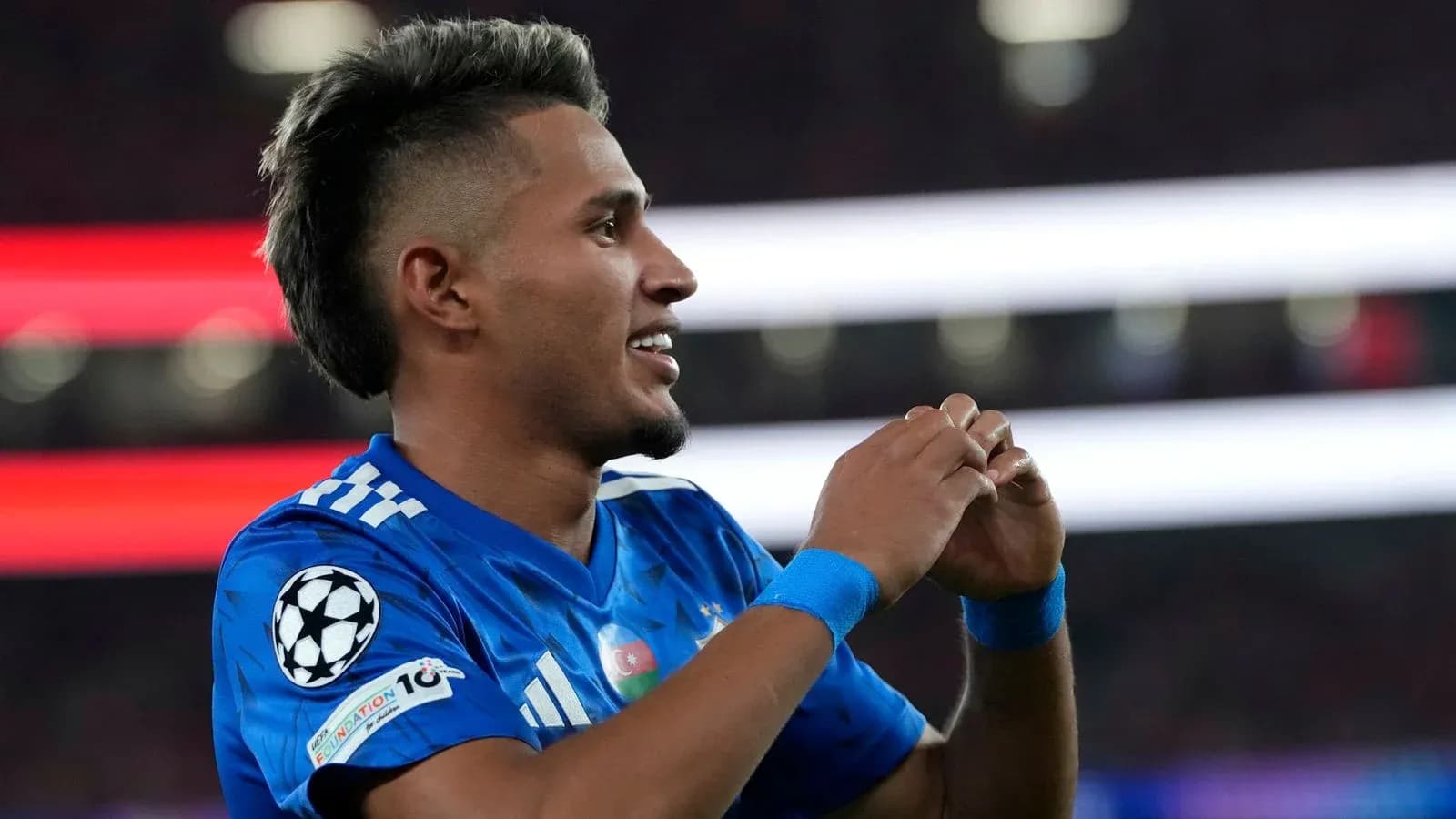 Jugador celebrando en partido de la UEFA Champions League