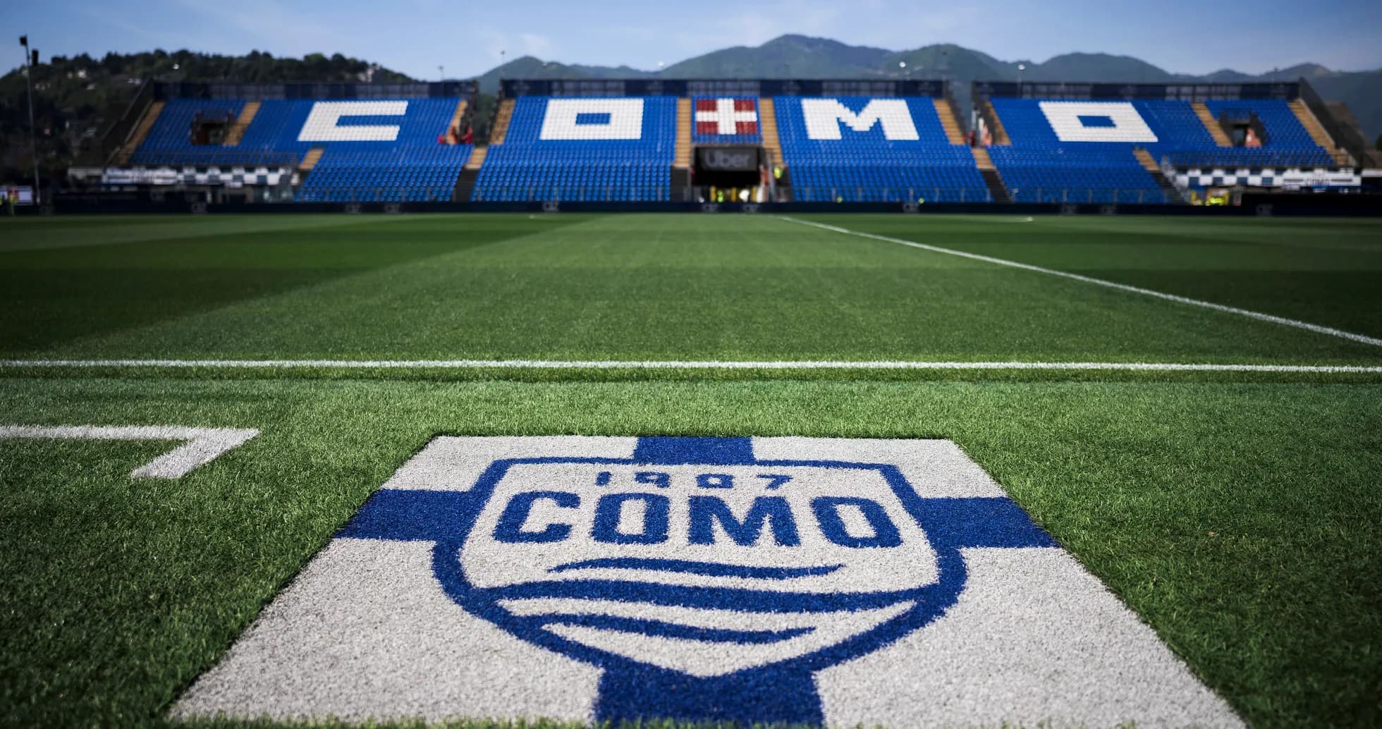 Campo de fútbol con logo del Como 1907