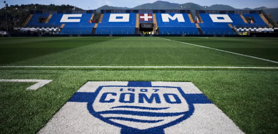 Campo de fútbol con logo del Como 1907