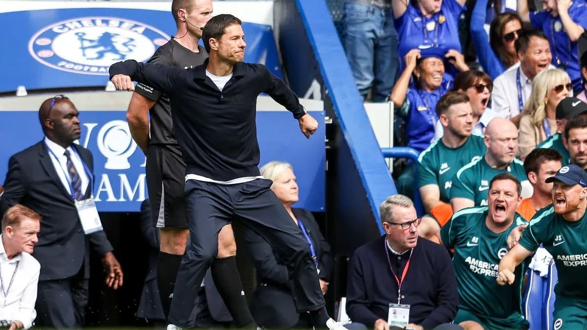 Entrenador celebrando en la línea de banda durante el partido