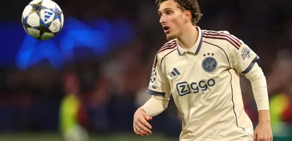 Jugador de Ajax controlando el balón durante el partido