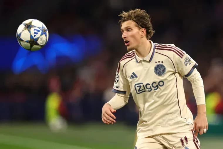 Jugador de Ajax controlando el balón durante el partido