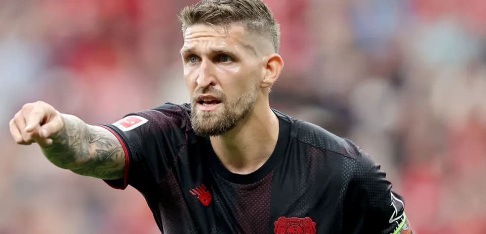 Jugador de Bayer Leverkusen señalando durante el partido