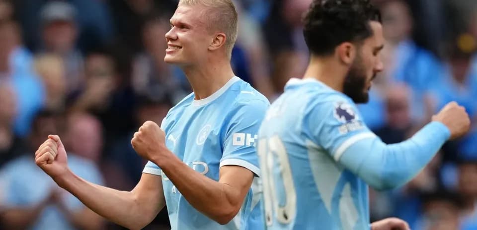 Erling Haaland celebrando un gol con compañero