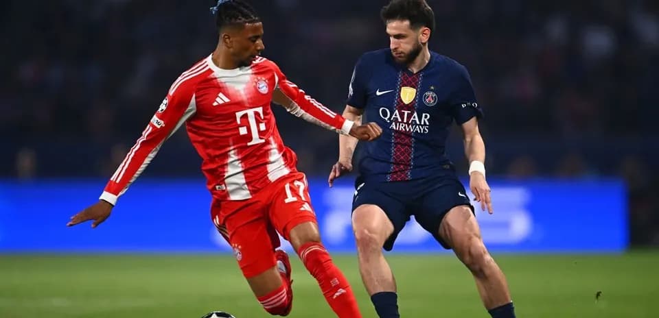 Jugador de Bayern y PSG en acción durante partido