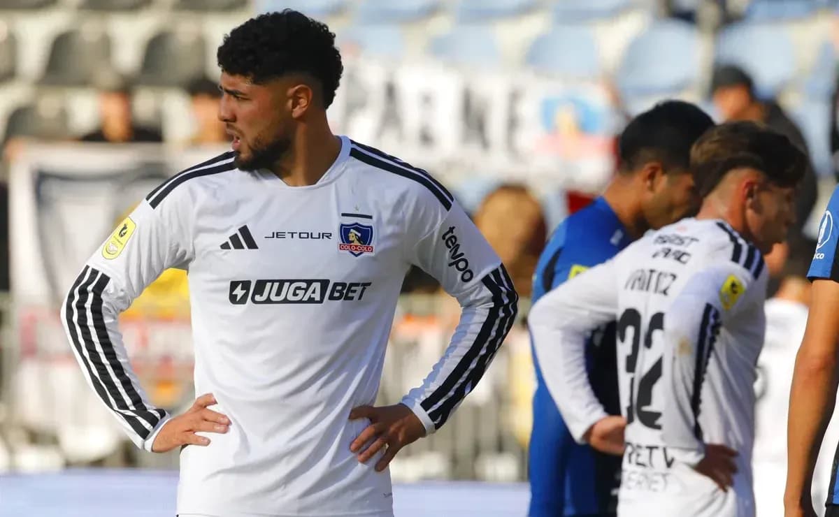 Jugadores de Colo Colo en partido contra Huachipato