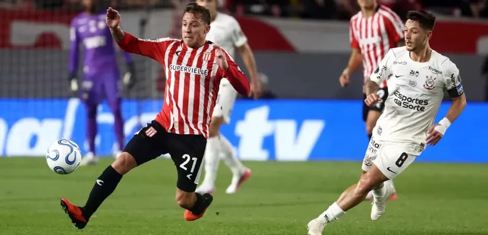 Jugador de Estudiantes L.P. en acción durante el partido
