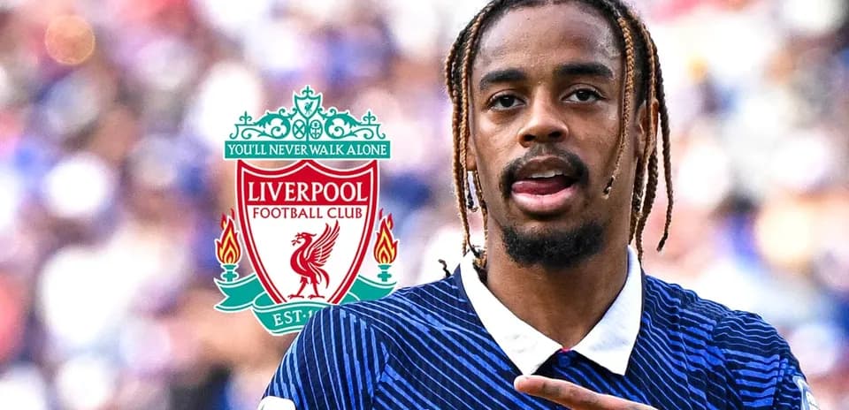 Jugador de Liverpool FC señalando durante el partido