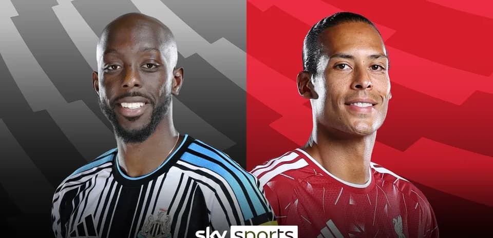 Jugadores de Newcastle y Liverpool sonriendo para la cámara