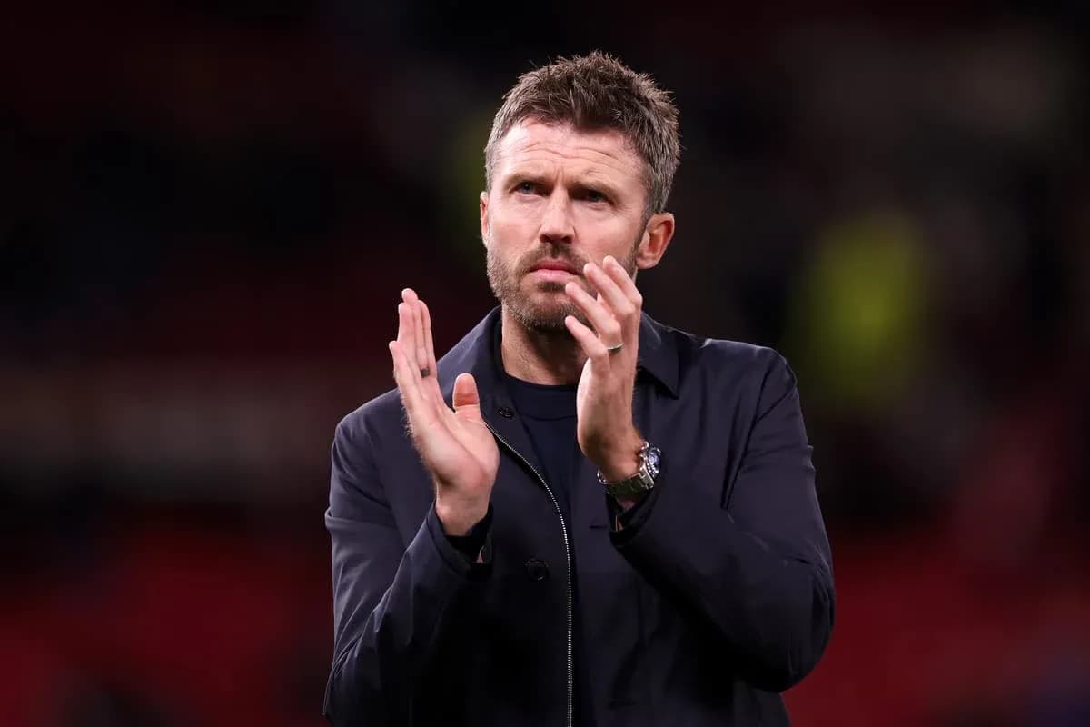 Entrenador aplaudiendo en el estadio después del partido