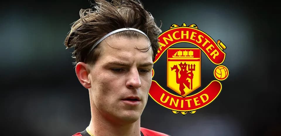 Jugador con camiseta roja y negra, fondo Manchester United