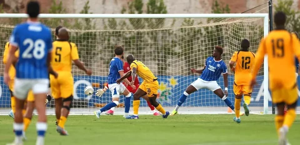 Jugador intentando marcar gol en la portería