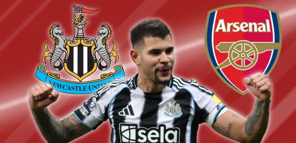 Jugador de Newcastle United celebrando con escudos de Arsenal