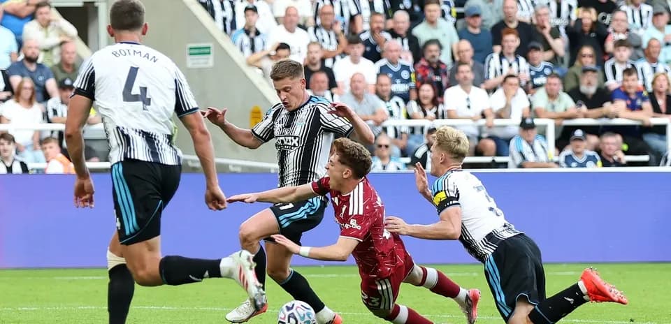 Jugadores de Newcastle luchando por el balón en el campo
