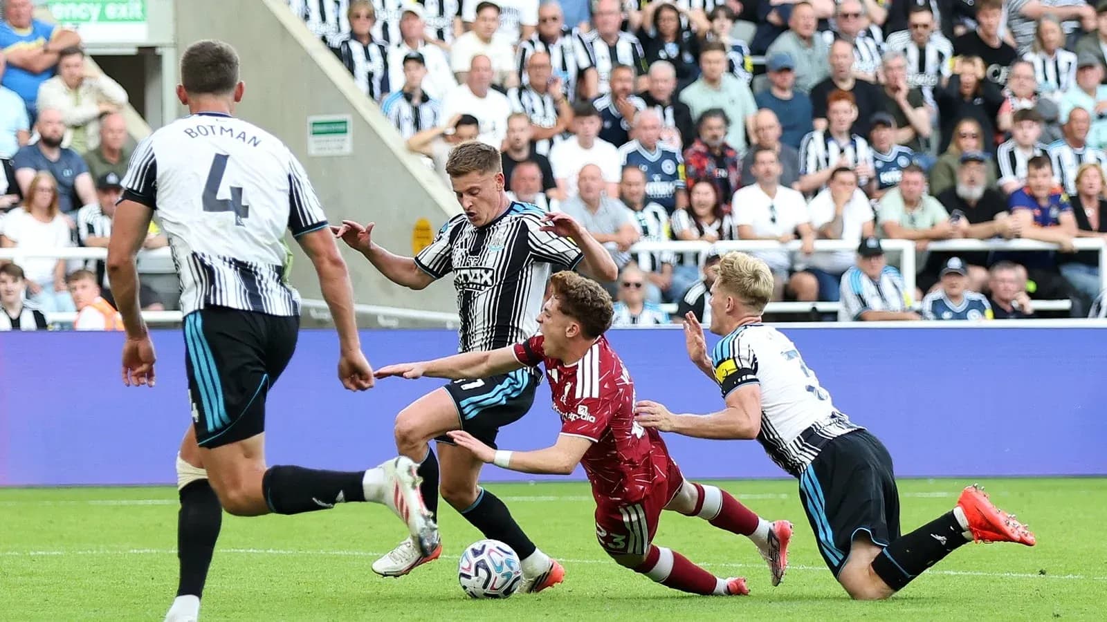 Jugadores de Newcastle luchando por el balón en el campo