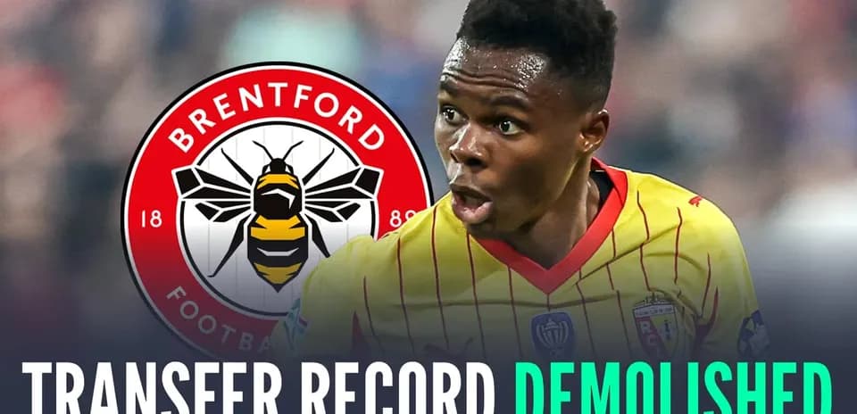 Jugador celebrando con logo de Brentford de fondo