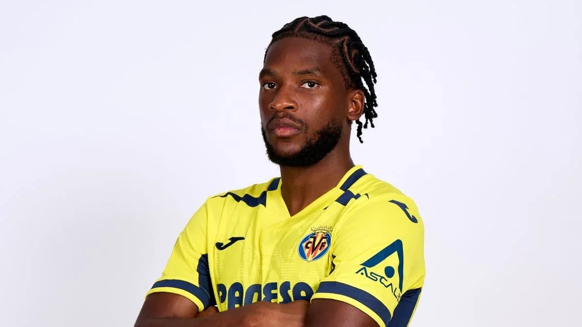 Jugador posando con camiseta amarilla de Villarreal