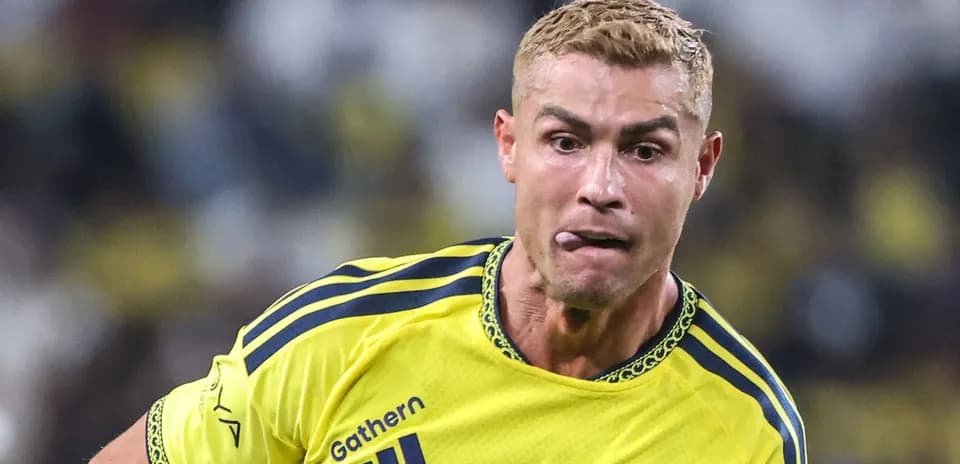 Jugador corriendo con balón en uniforme amarillo