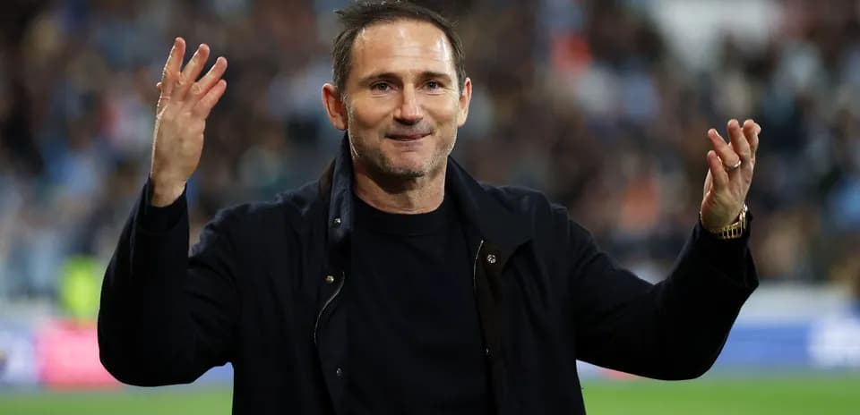 Entrenador gesticulando durante el partido