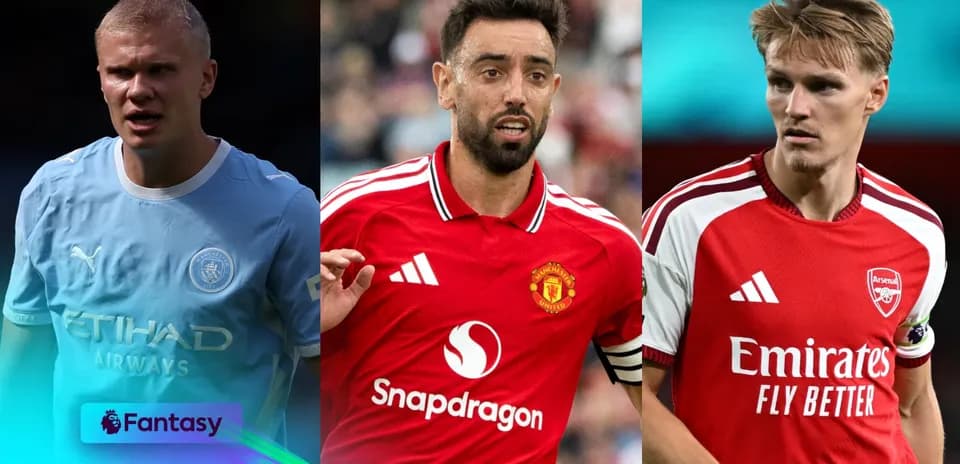 Tres jugadores de fútbol en uniformes de sus equipos