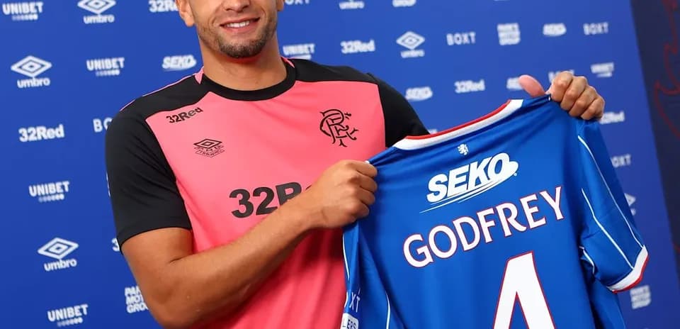 Jugador sosteniendo camiseta con su nombre en presentación