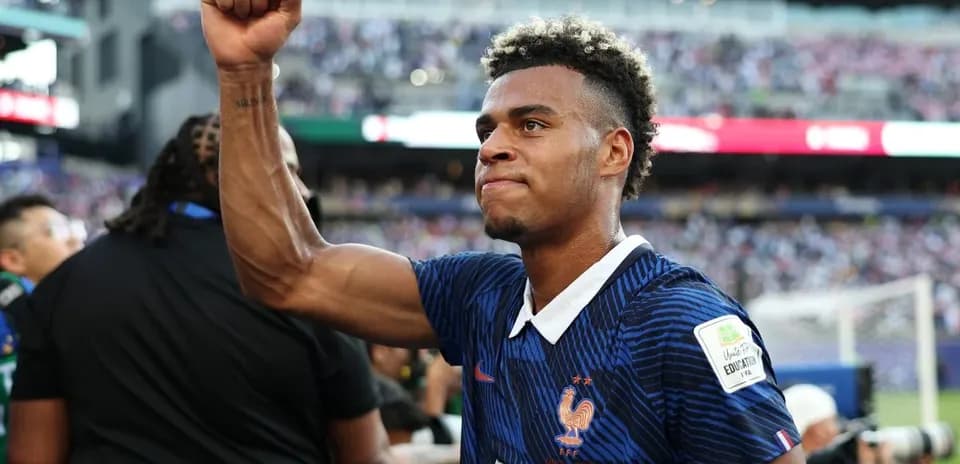 Jugador de Francia celebrando con el puño en alto
