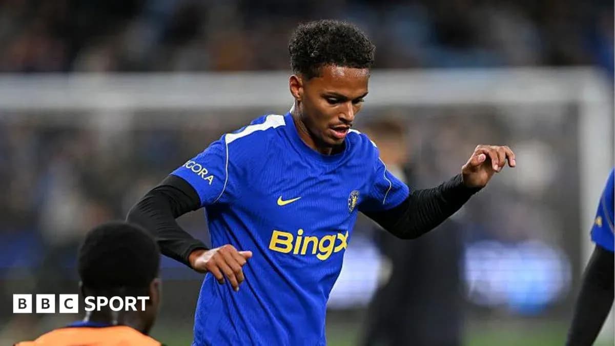 Jugador en acción durante calentamiento previo al partido