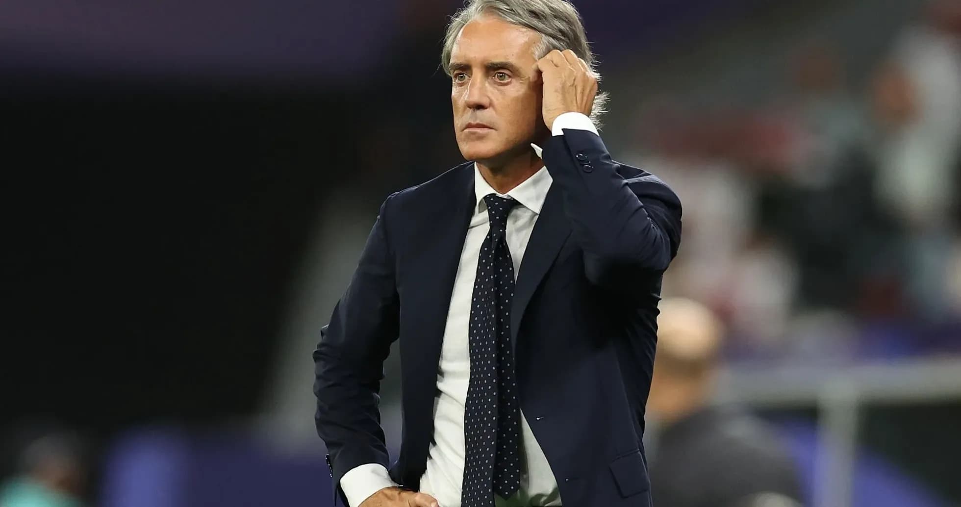 Entrenador en la línea de banda durante el partido