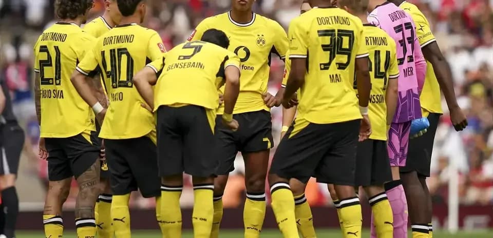 Jugadores del Borussia Dortmund en reunión táctica