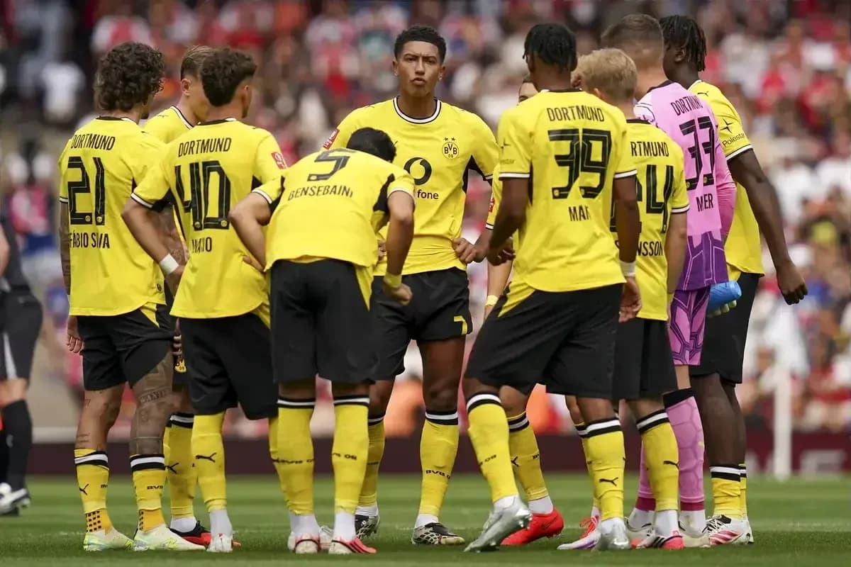 Jugadores del Borussia Dortmund en reunión táctica