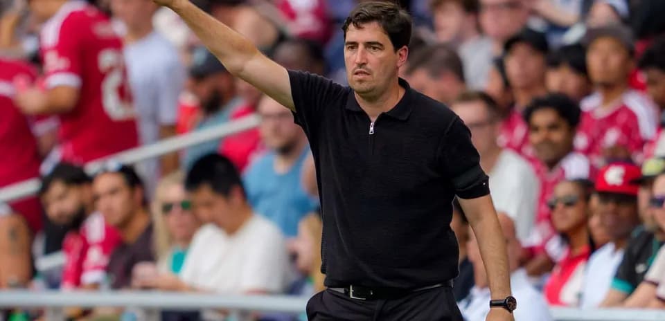 Entrenador dando instrucciones durante un partido