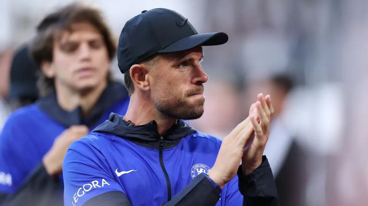 Entrenador aplaudiendo en el banquillo del partido
