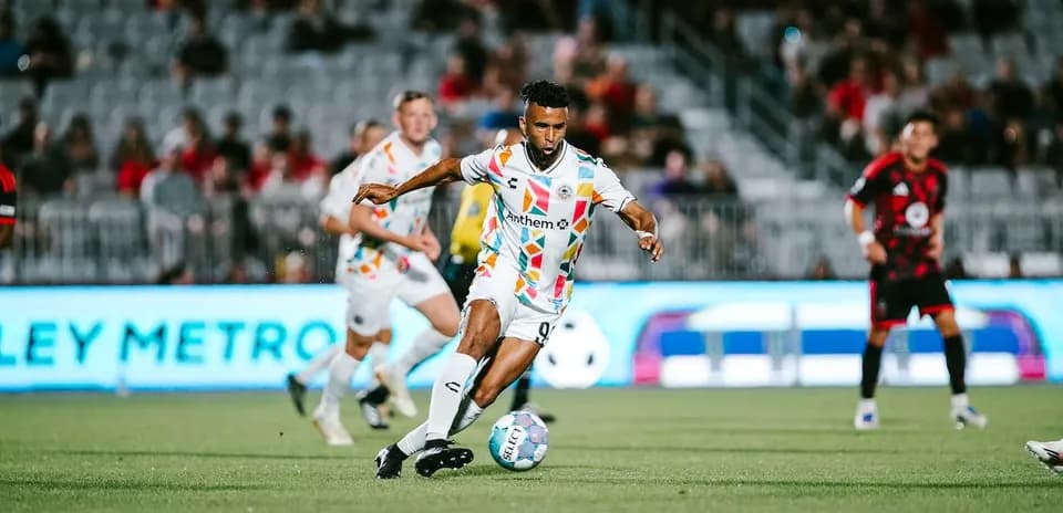 Jugador del Phoenix Rising en acción durante el partido