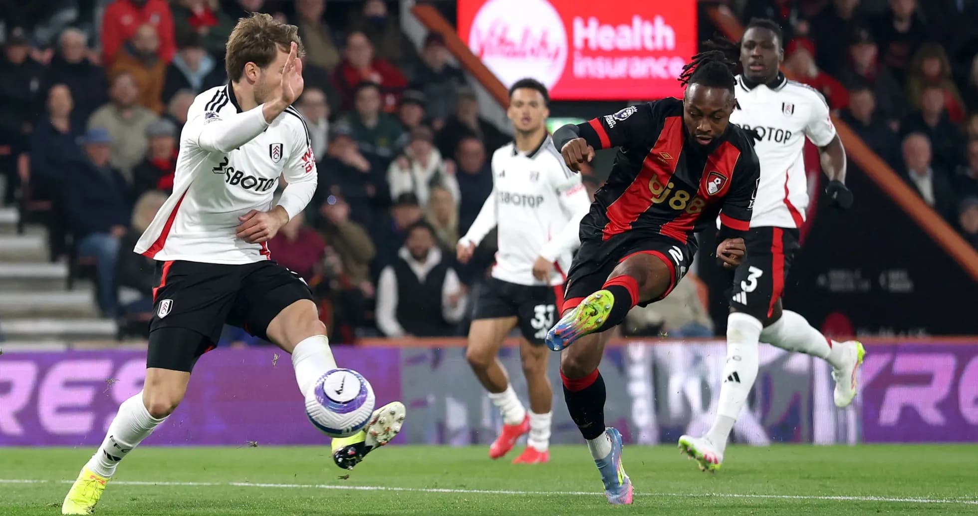 Jugador de Fulham intentando detener a Bournemouth