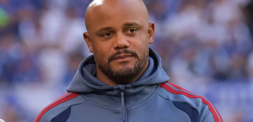 Entrenador de fútbol en uniforme de equipo