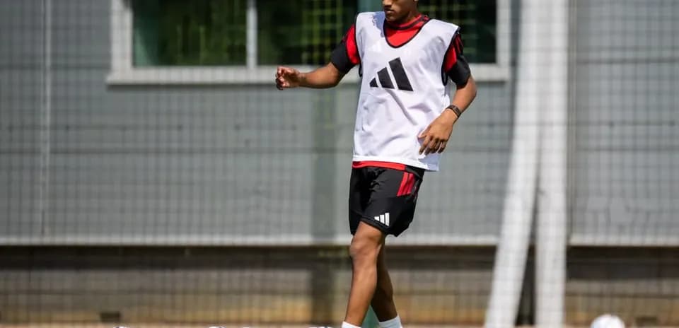 Jugador entrenando con balones en el campo