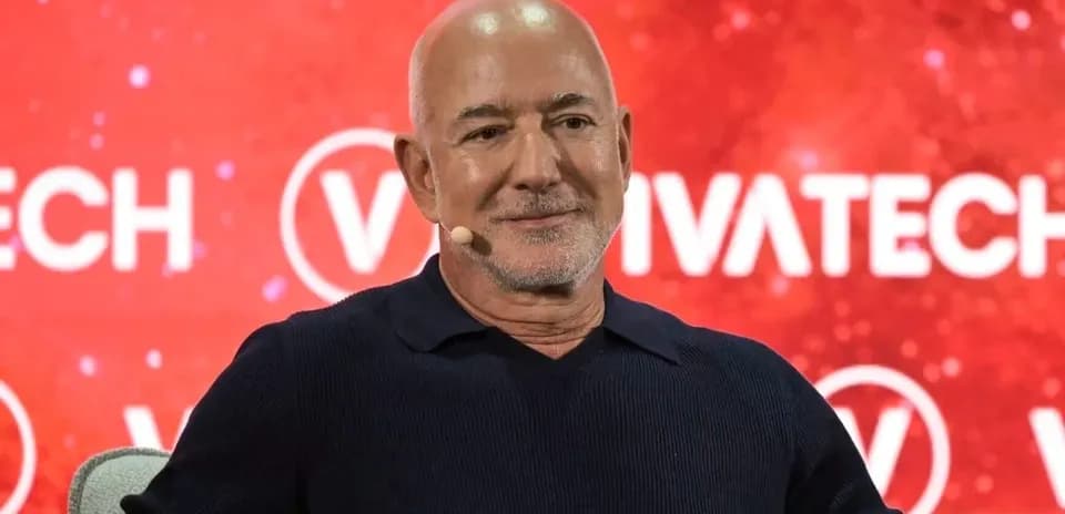 Hombre hablando en el escenario de VivaTech