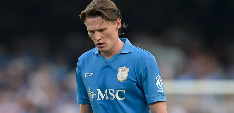 Jugador de Napoli con camiseta azul en el campo