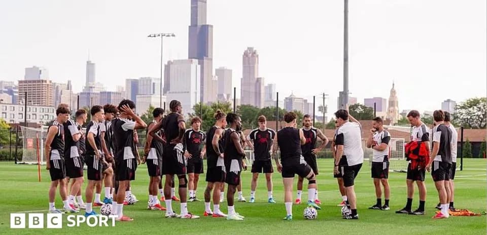 Equipo en sesión de entrenamiento en campo abierto