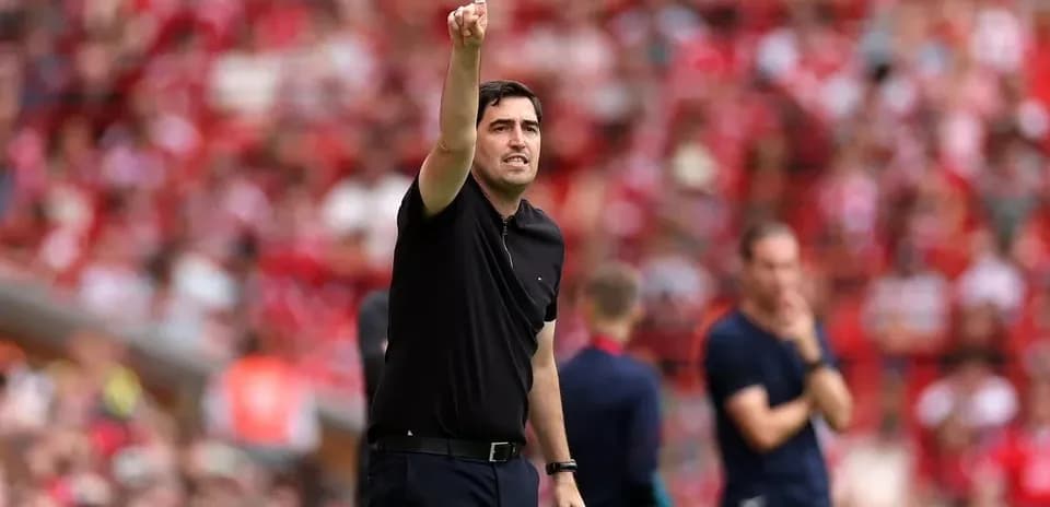 Entrenador dirigiendo a su equipo en el partido