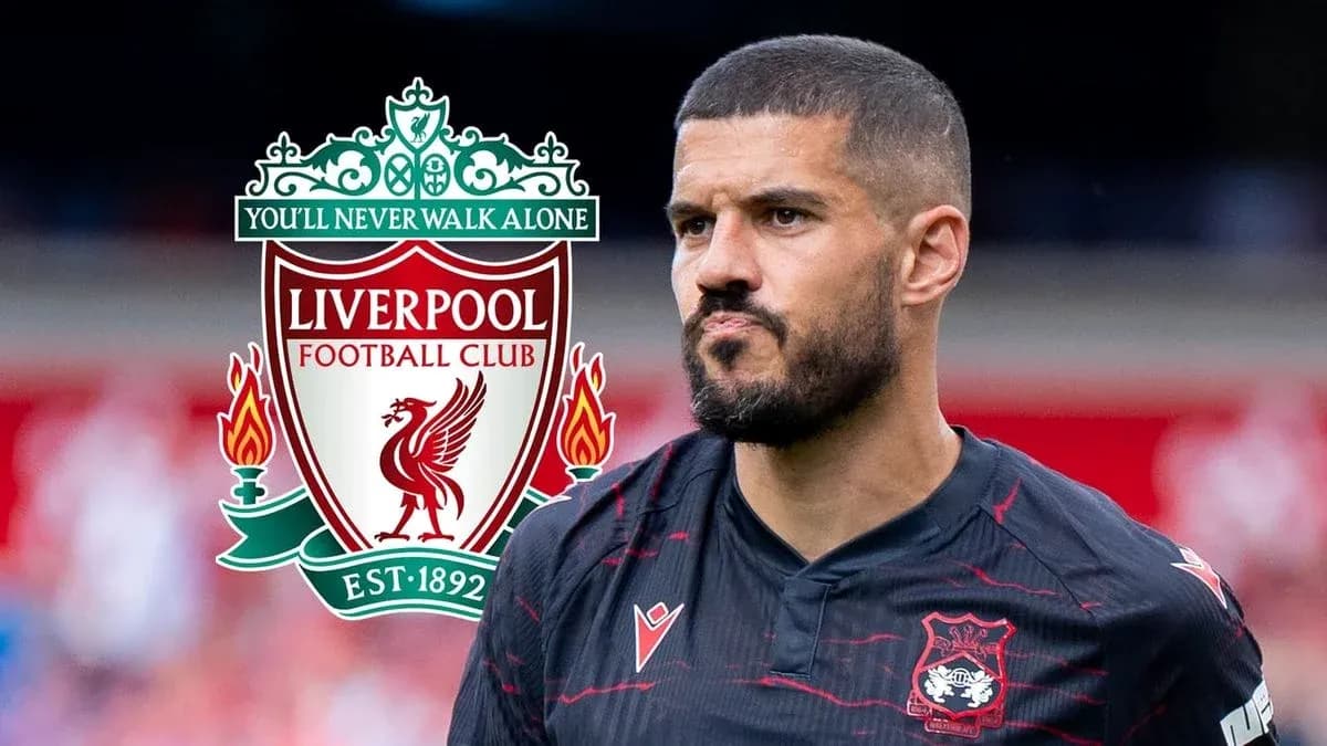 Jugador de fútbol frente al escudo del Liverpool