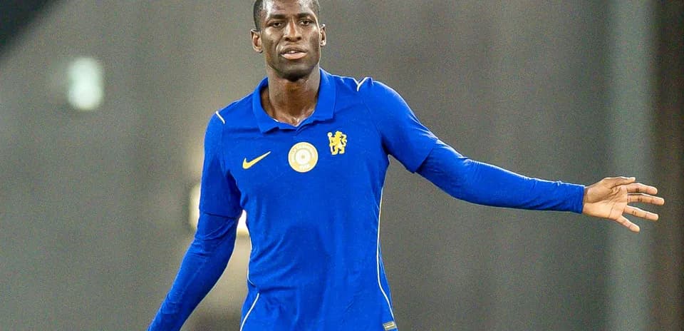 Jugador con camiseta azul de Chelsea en acción