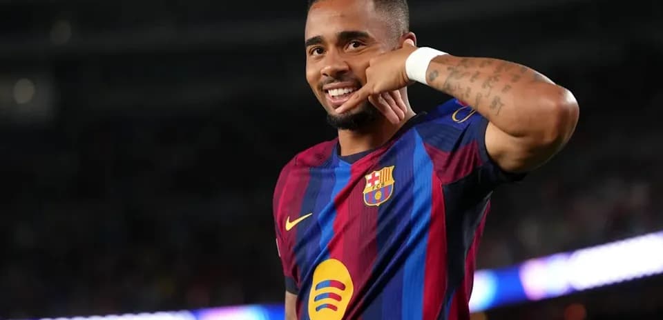 Jugador del Barcelona celebrando con gesto de llamada