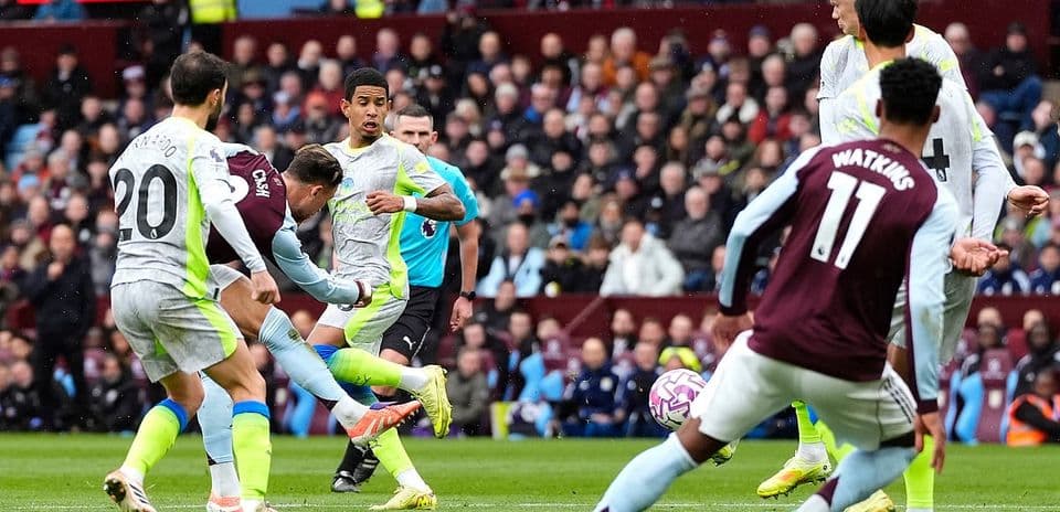 Jugador de Manchester City disparando a puerta